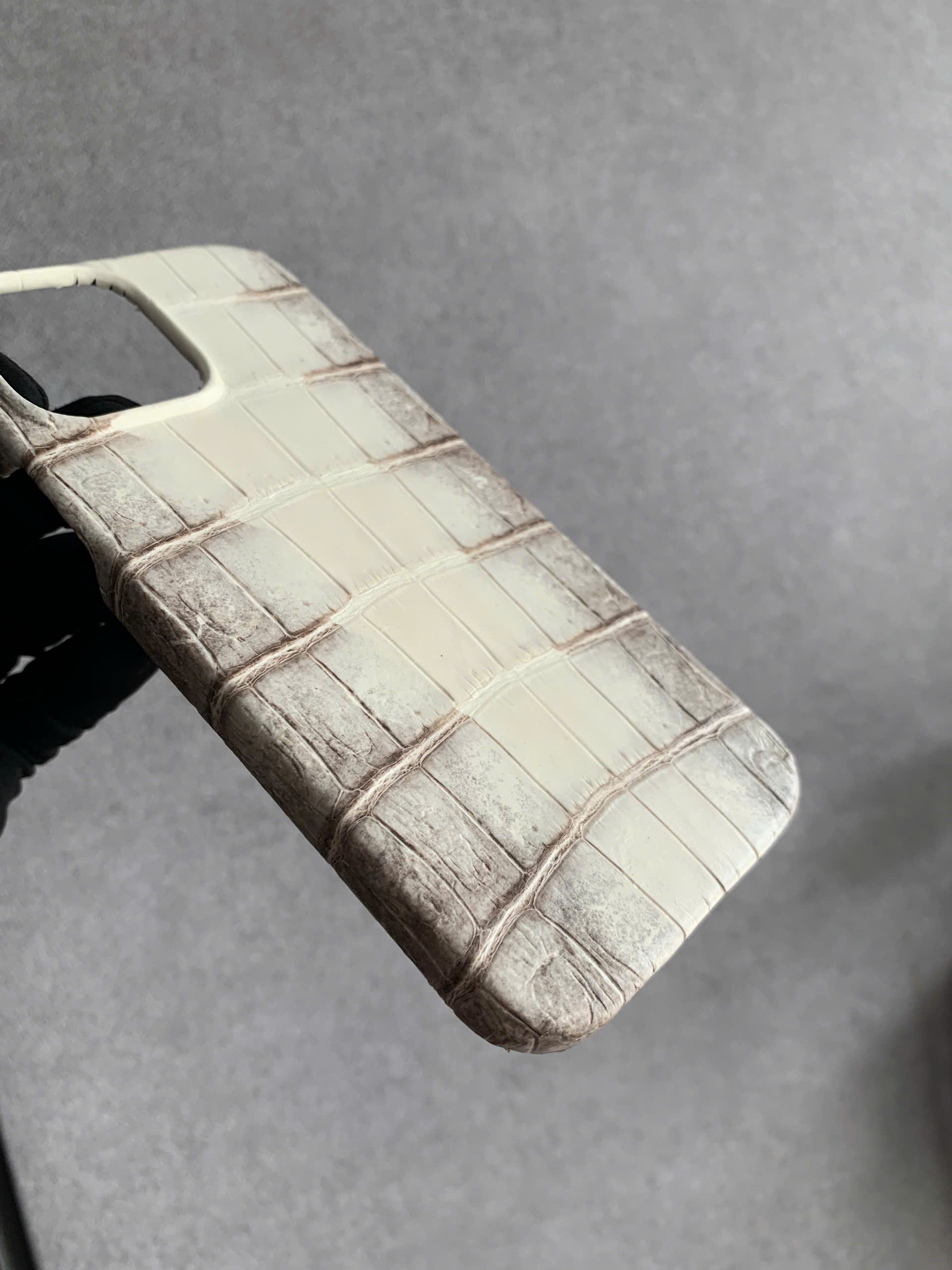 Ốp iPhone da cá sấu bạch tạng Himalayan - Hình ảnh 2