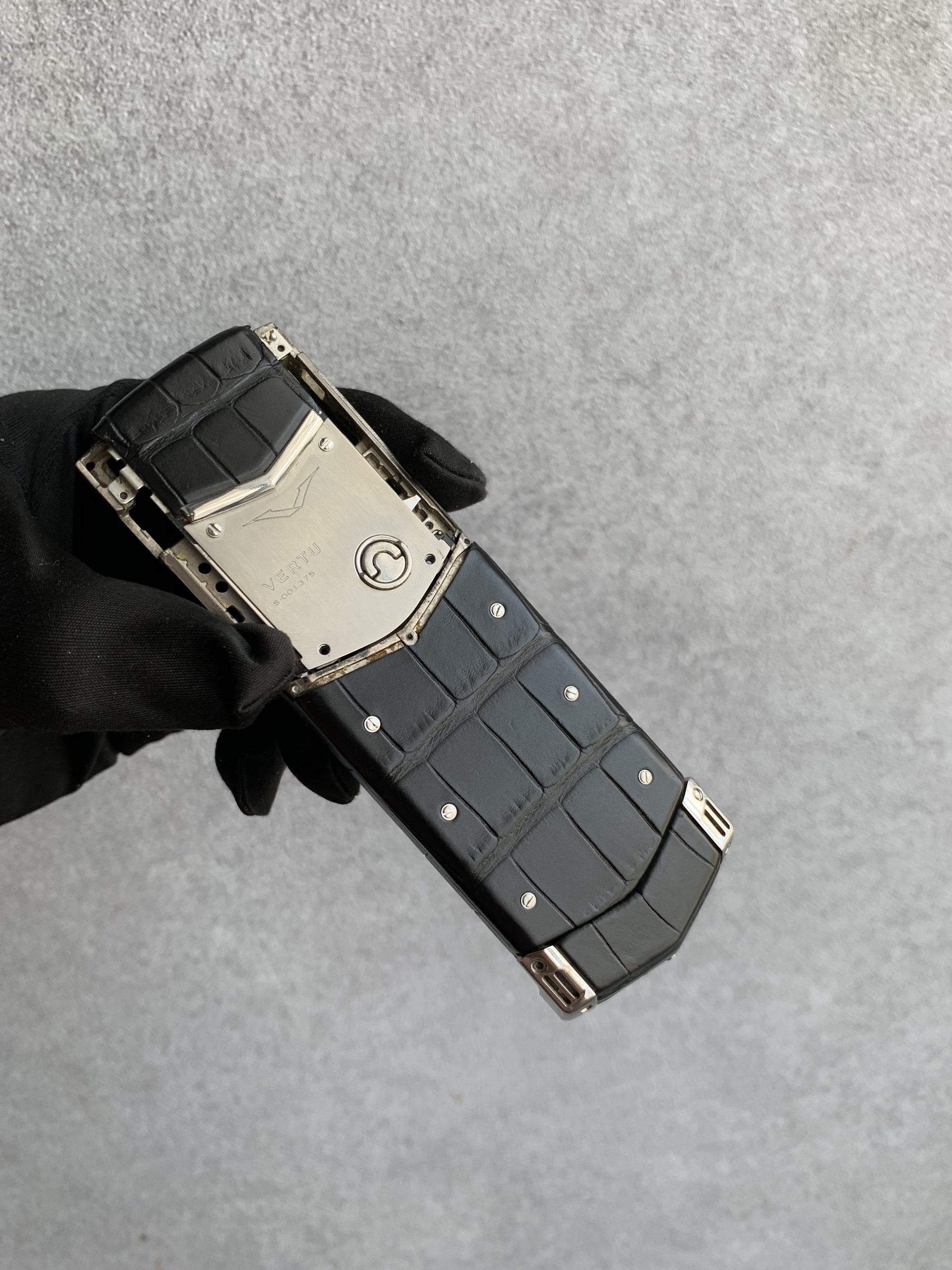 Bọc da điện thoại Vertu da cá sấu Pháp