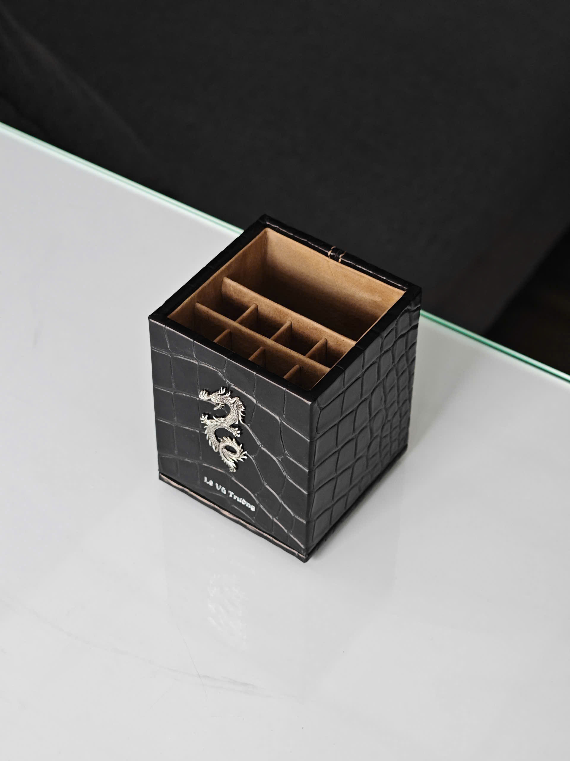 TP Pen Box Silver Dragon Edition – Hộp bút da cá sấu Pháp chạm rồng bạc - Hình ảnh 2