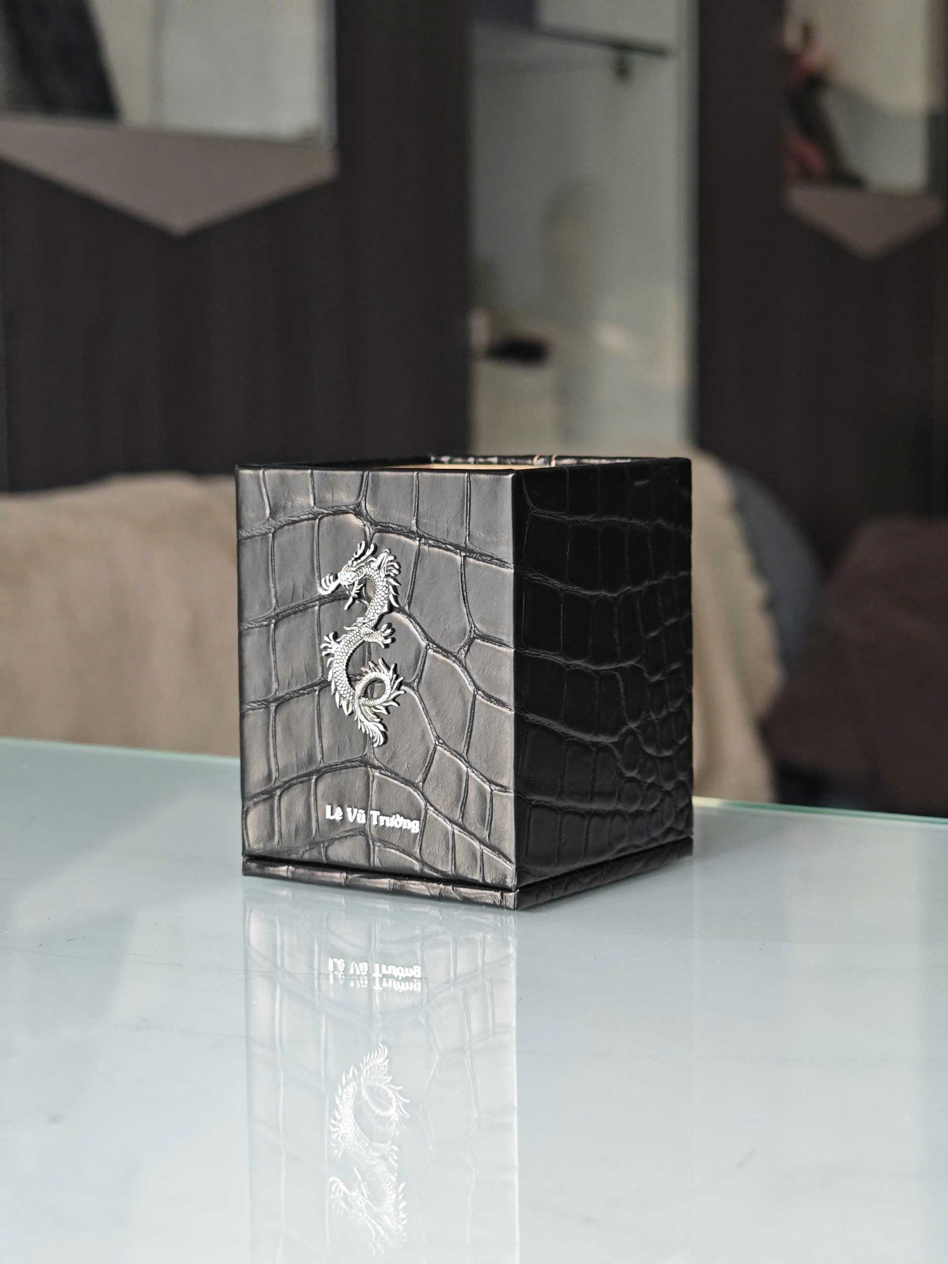 TP Pen Box Silver Dragon Edition – Hộp bút da cá sấu Pháp chạm rồng bạc