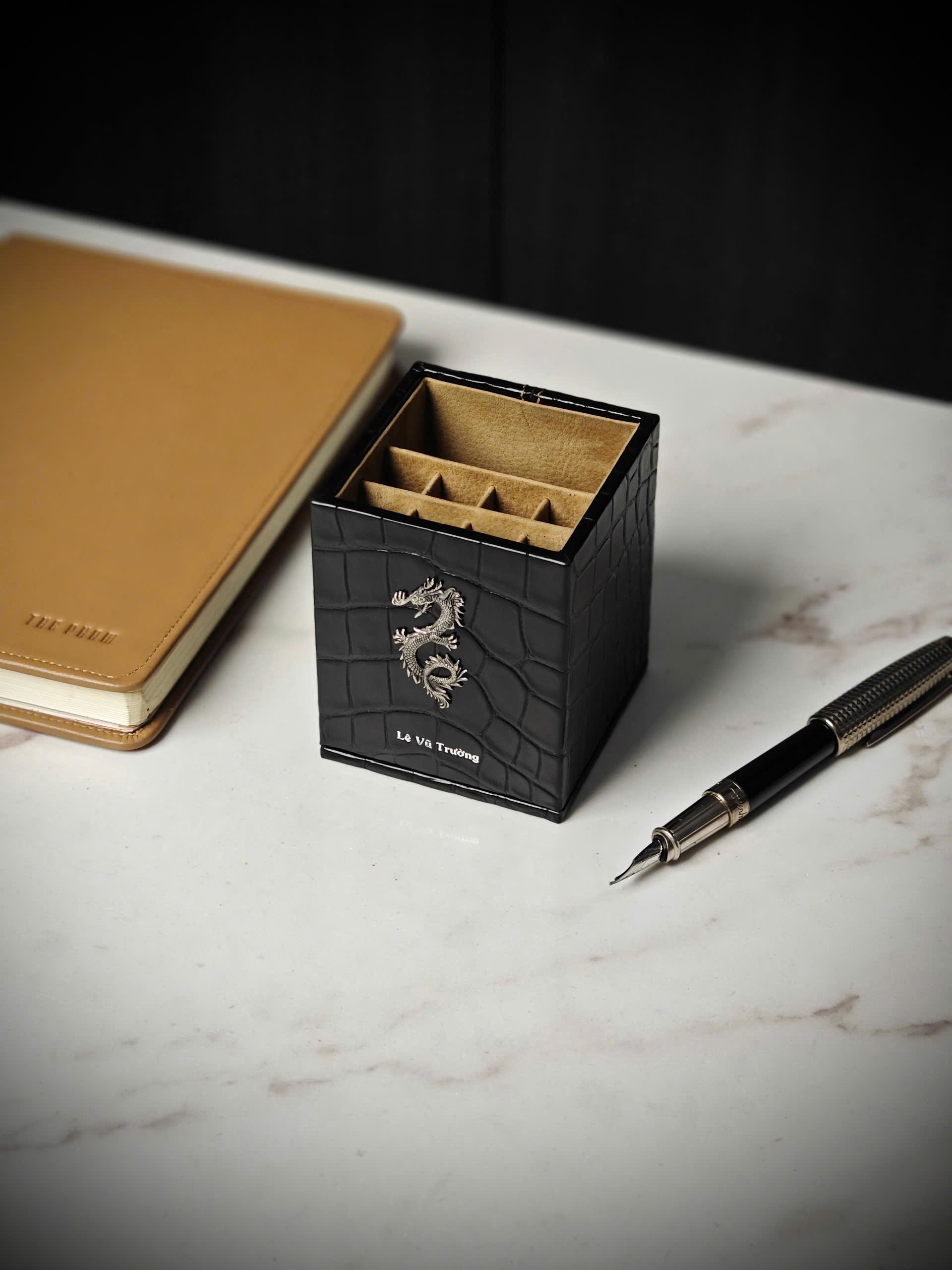 TP Pen Box Silver Dragon Edition – Hộp bút da cá sấu Pháp chạm rồng bạc - Hình ảnh 5