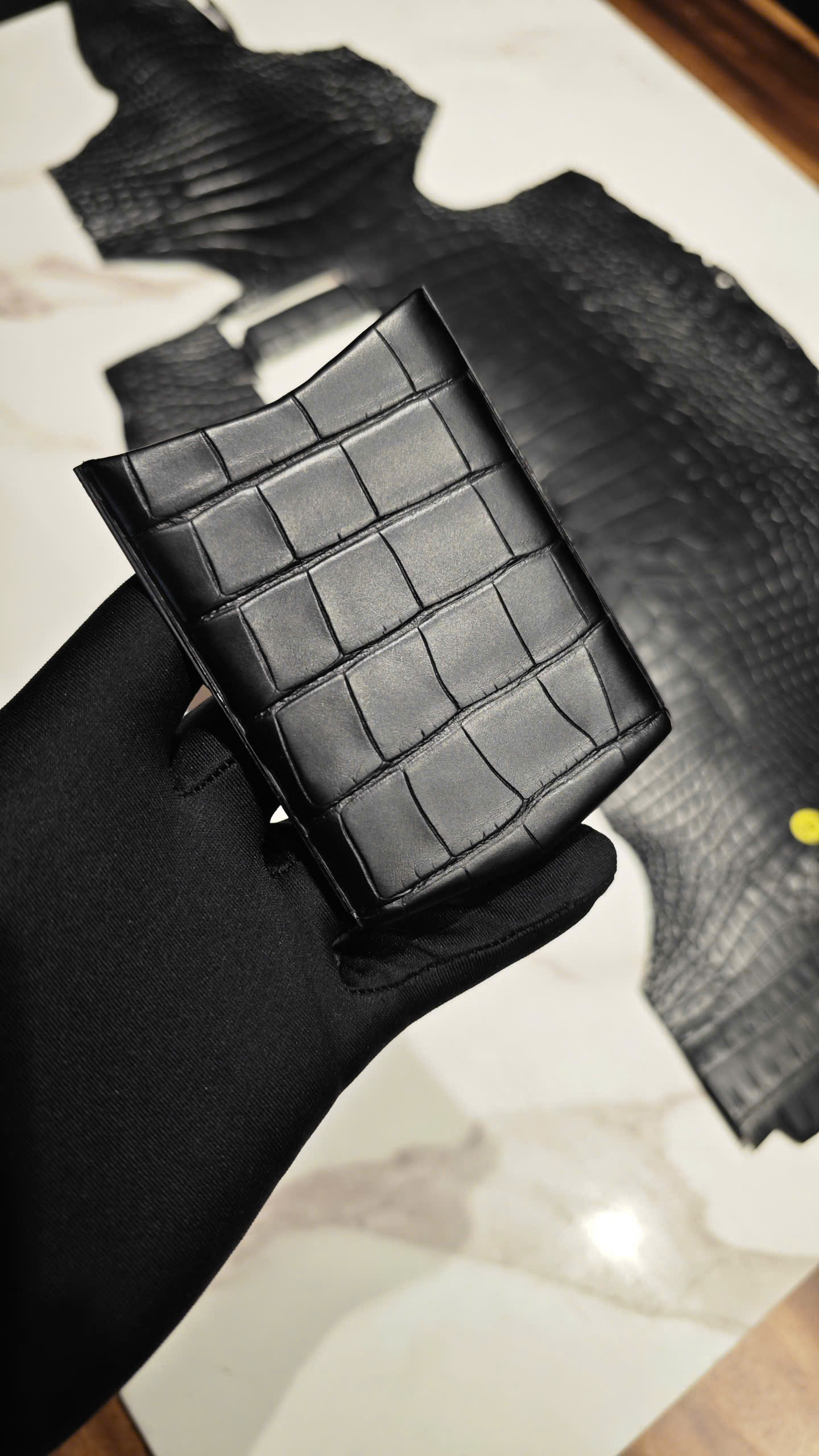 Bọc da Vertu Agent Q bằng da cá sấu Alligator cao cấp | Thế Phạm - Hình ảnh 5