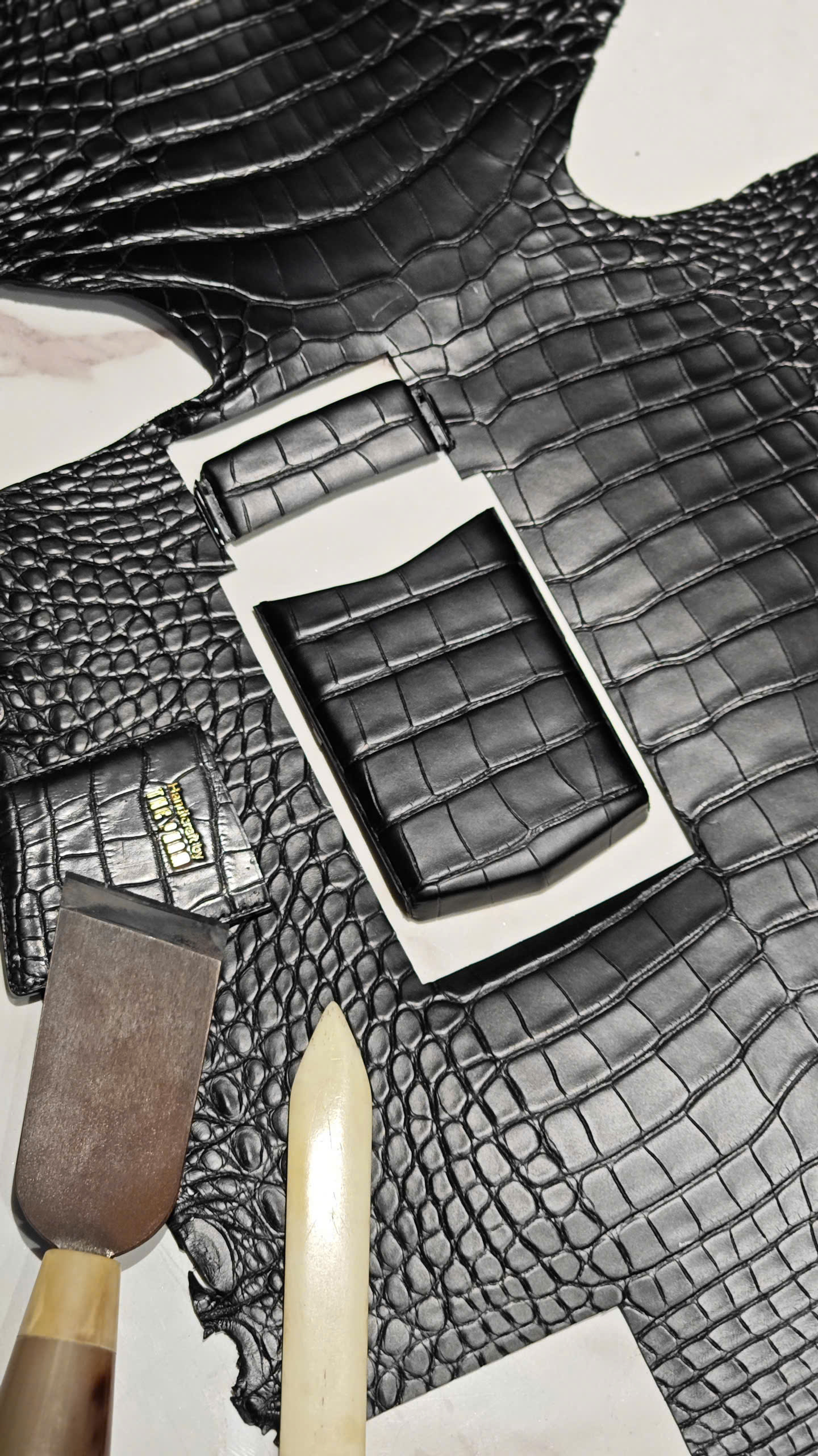 Bọc da Vertu Agent Q bằng da cá sấu Alligator cao cấp | Thế Phạm