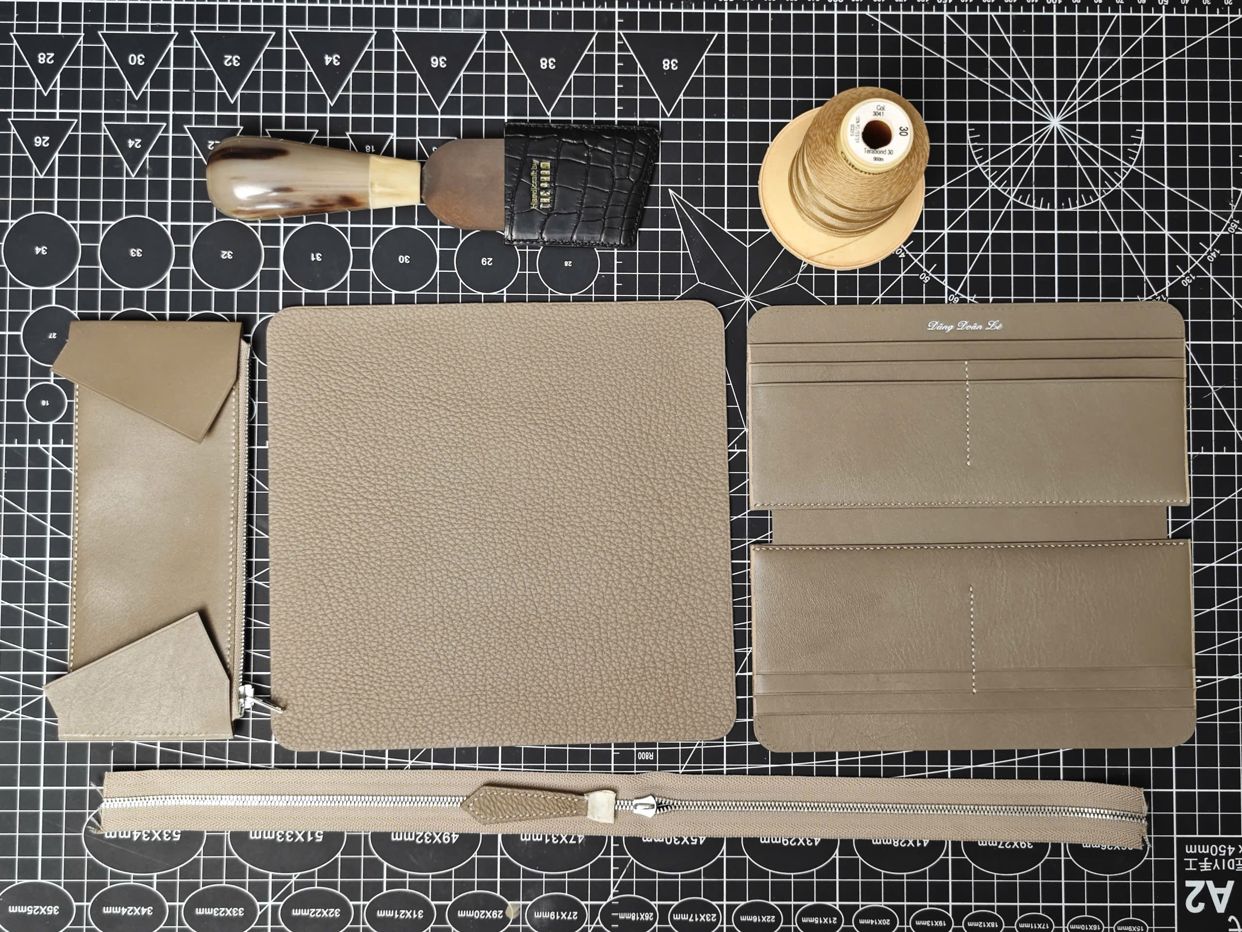 TP Long Zip Wallet – Ví dài chế tác thủ công màu Etoupe - Hình ảnh 3