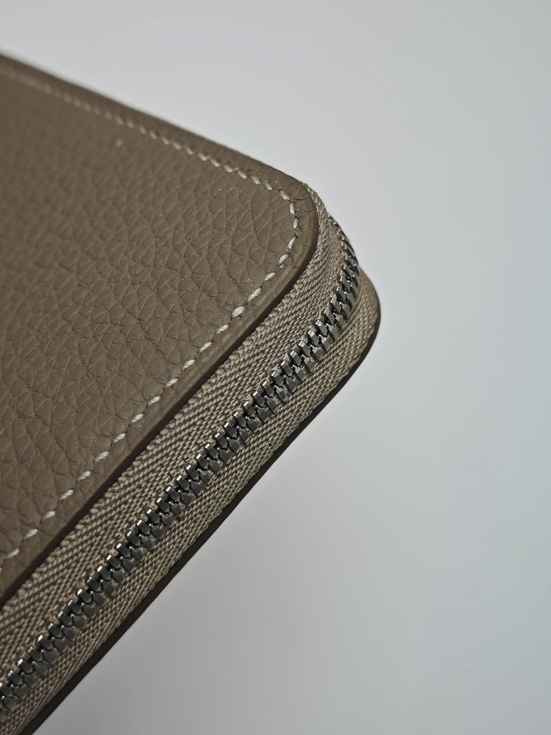TP Long Zip Wallet – Ví dài chế tác thủ công màu Etoupe - Hình ảnh 4