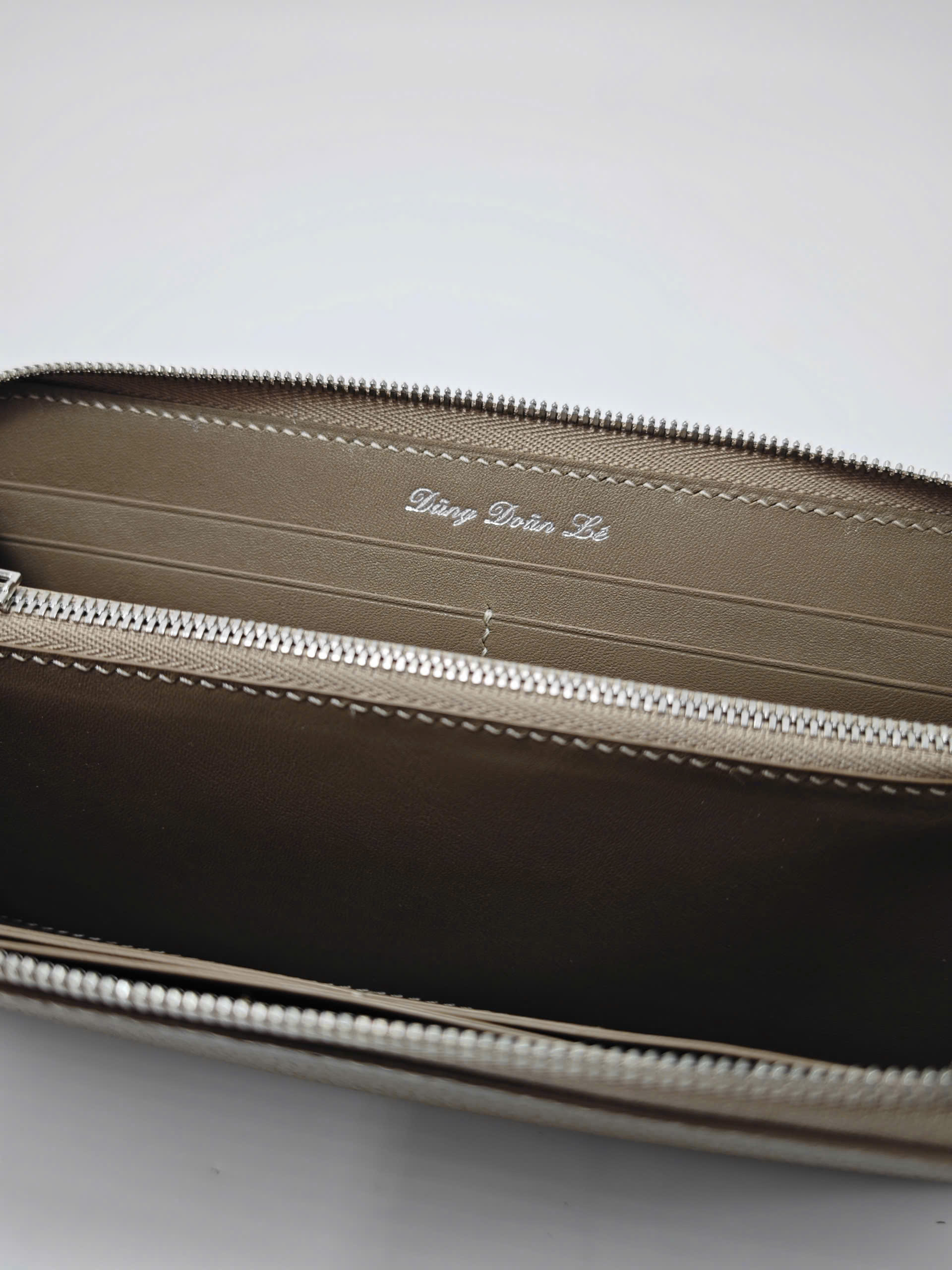 TP Long Zip Wallet – Ví dài chế tác thủ công màu Etoupe - Hình ảnh 6