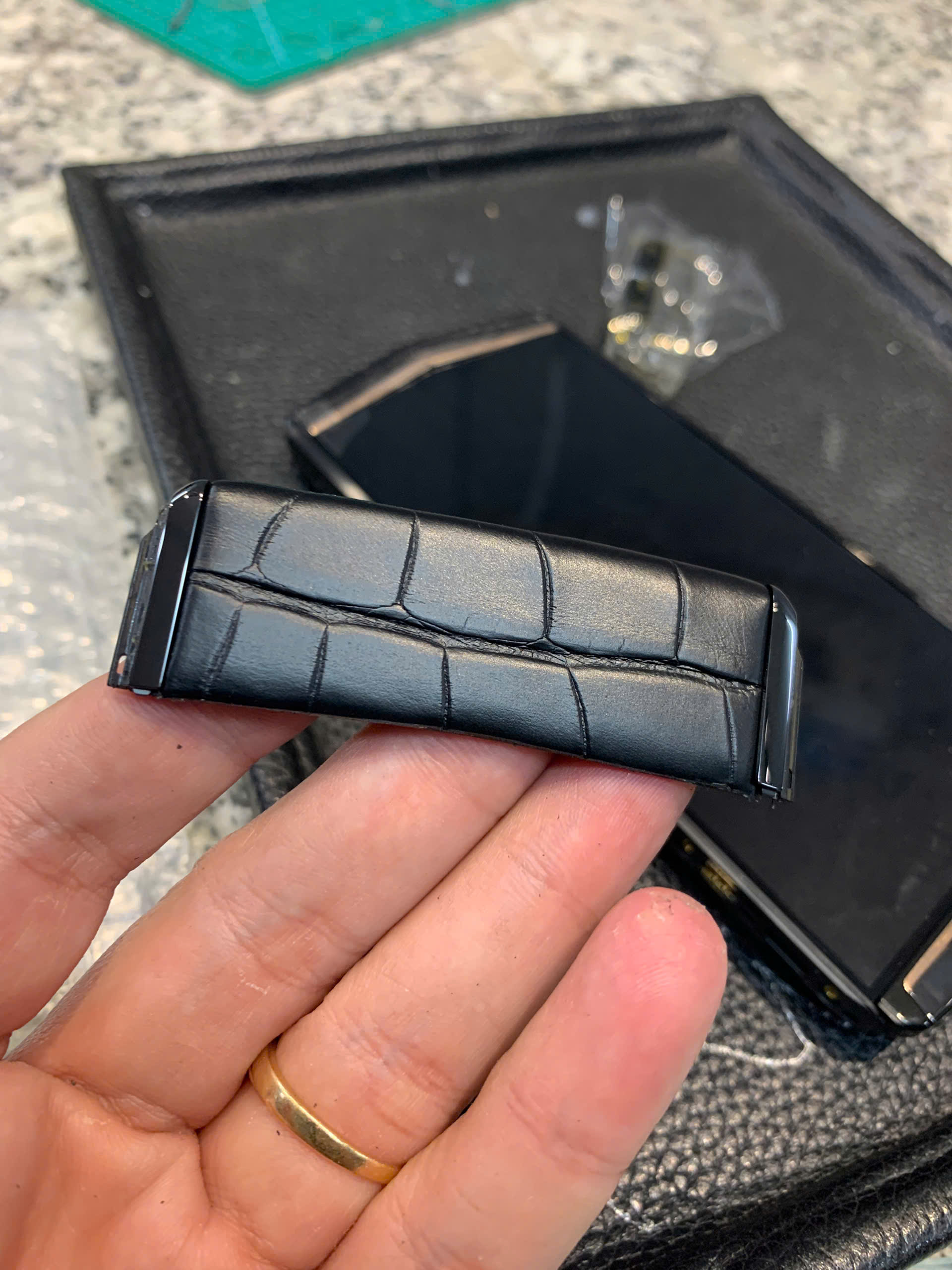 Bọc da Vertu Agent Q bằng da cá sấu Alligator cao cấp | Thế Phạm - Hình ảnh 3