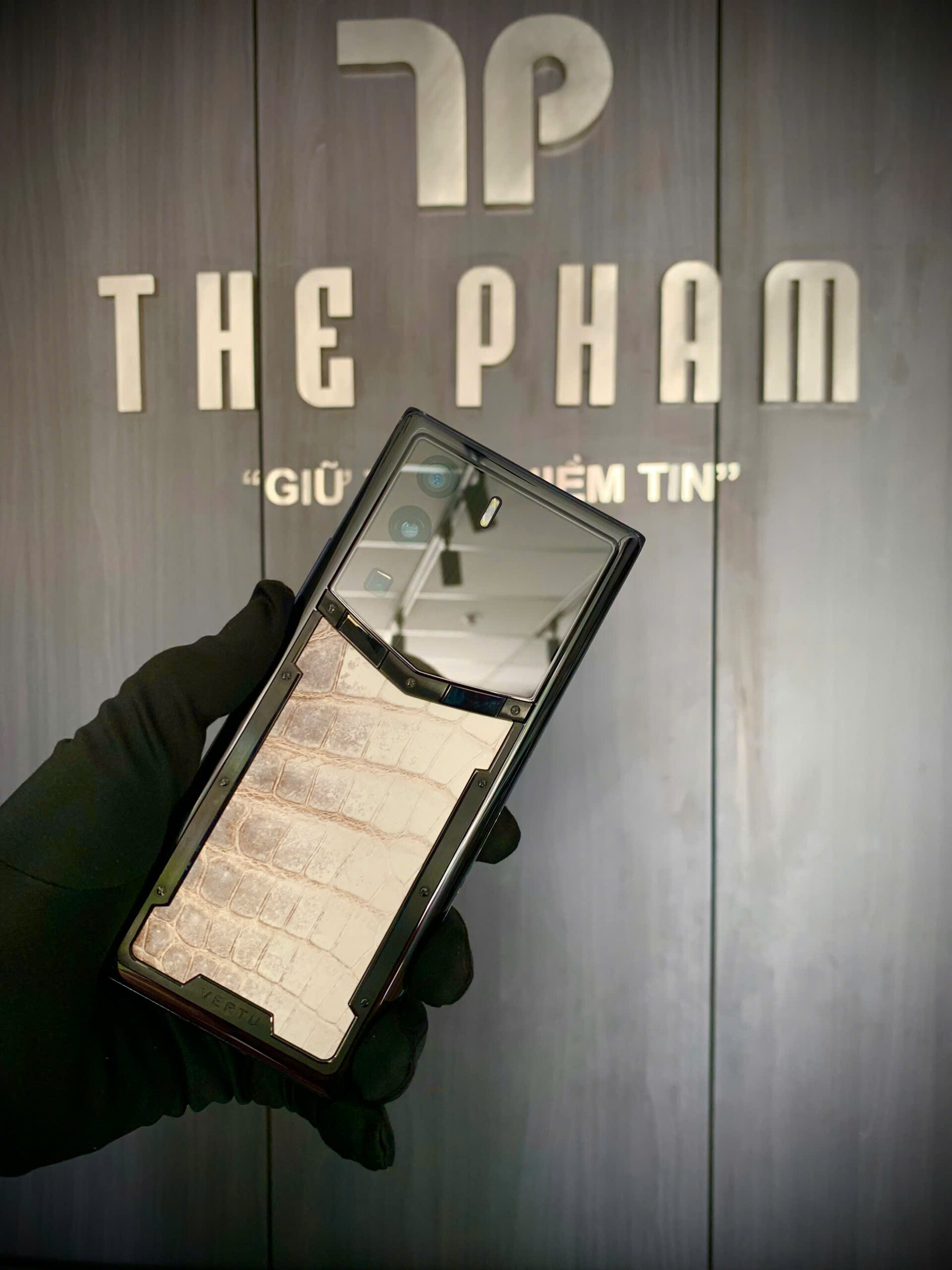 Bọc da Vertu Meta 1 da cá sấu bạch tạng Himalayan
