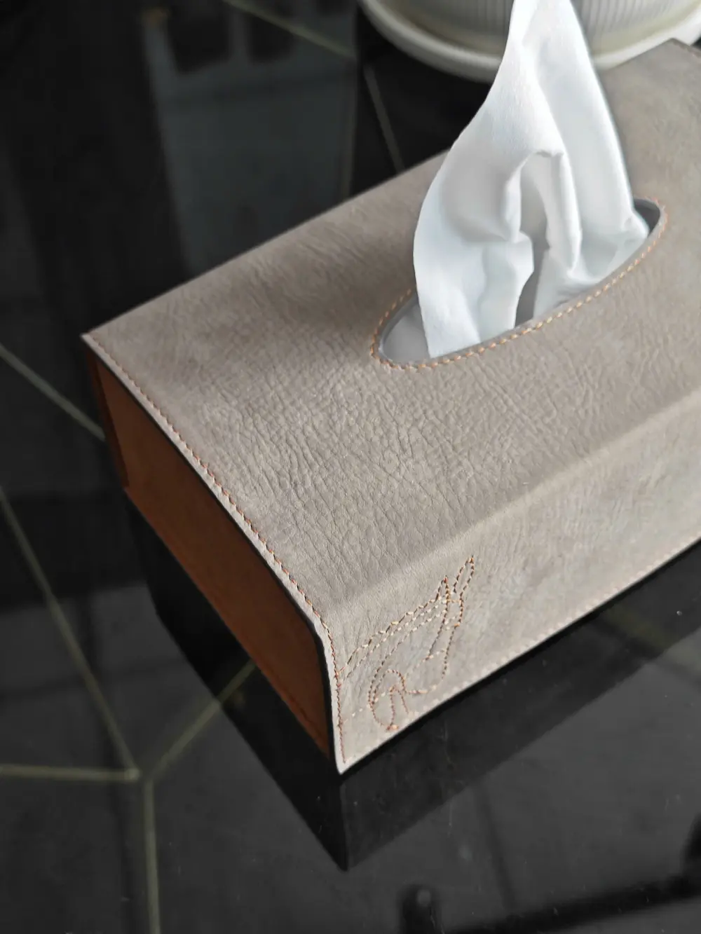TP Tissue Box Pegasus – hộp khăn giấy da Nubuck - Hình ảnh 3