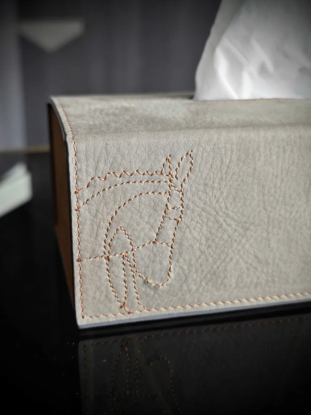 TP Tissue Box Pegasus – hộp khăn giấy da Nubuck - Hình ảnh 5